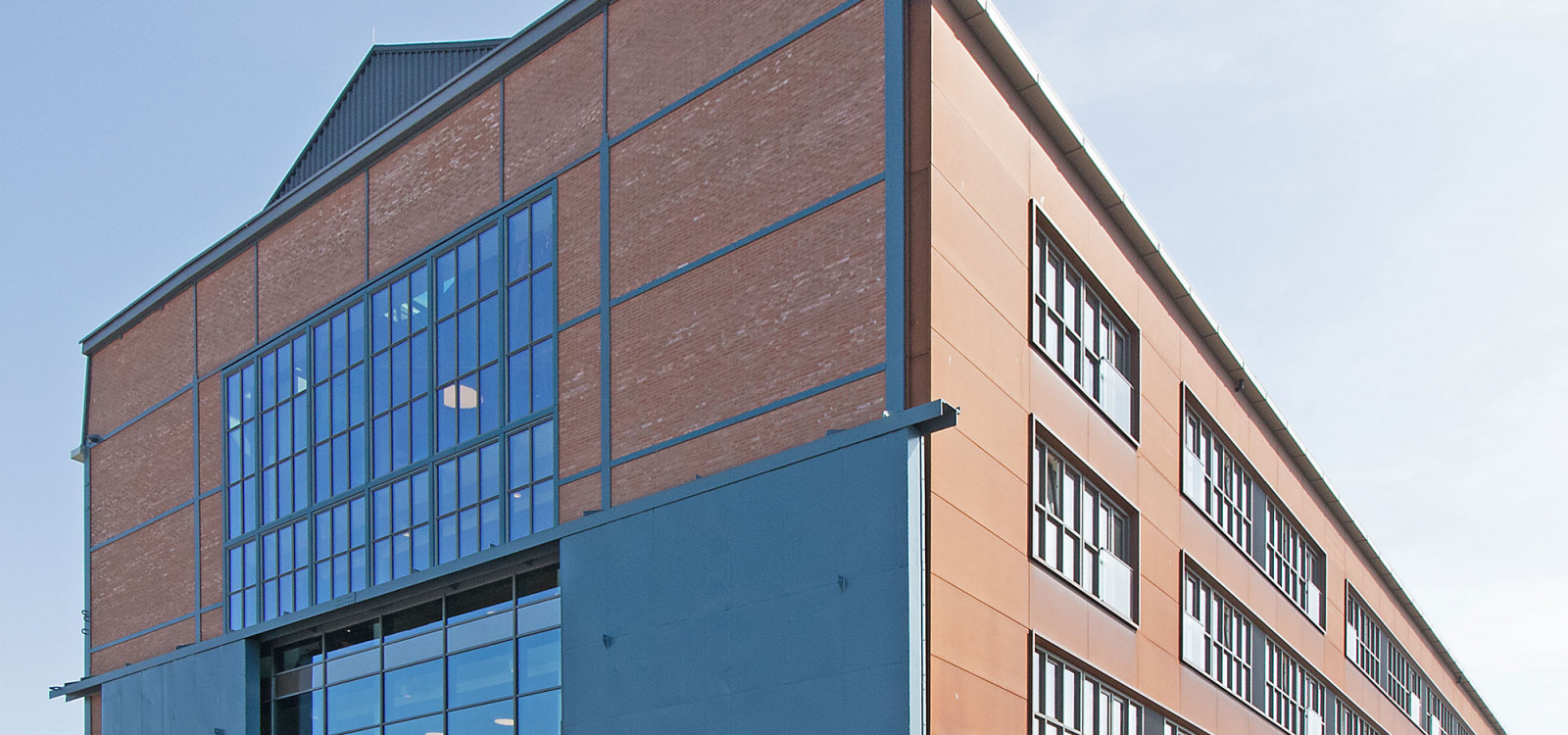 Zijkant gebouw cortenstaal met raamkaders