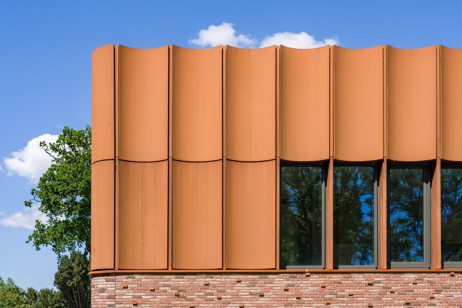 Detail van de gevel van het Cruquius Museum-paviljoen, voorzien van gebogen cortenstalen panelen en metselwerk, gerealiseerd door VPT Versteeg.