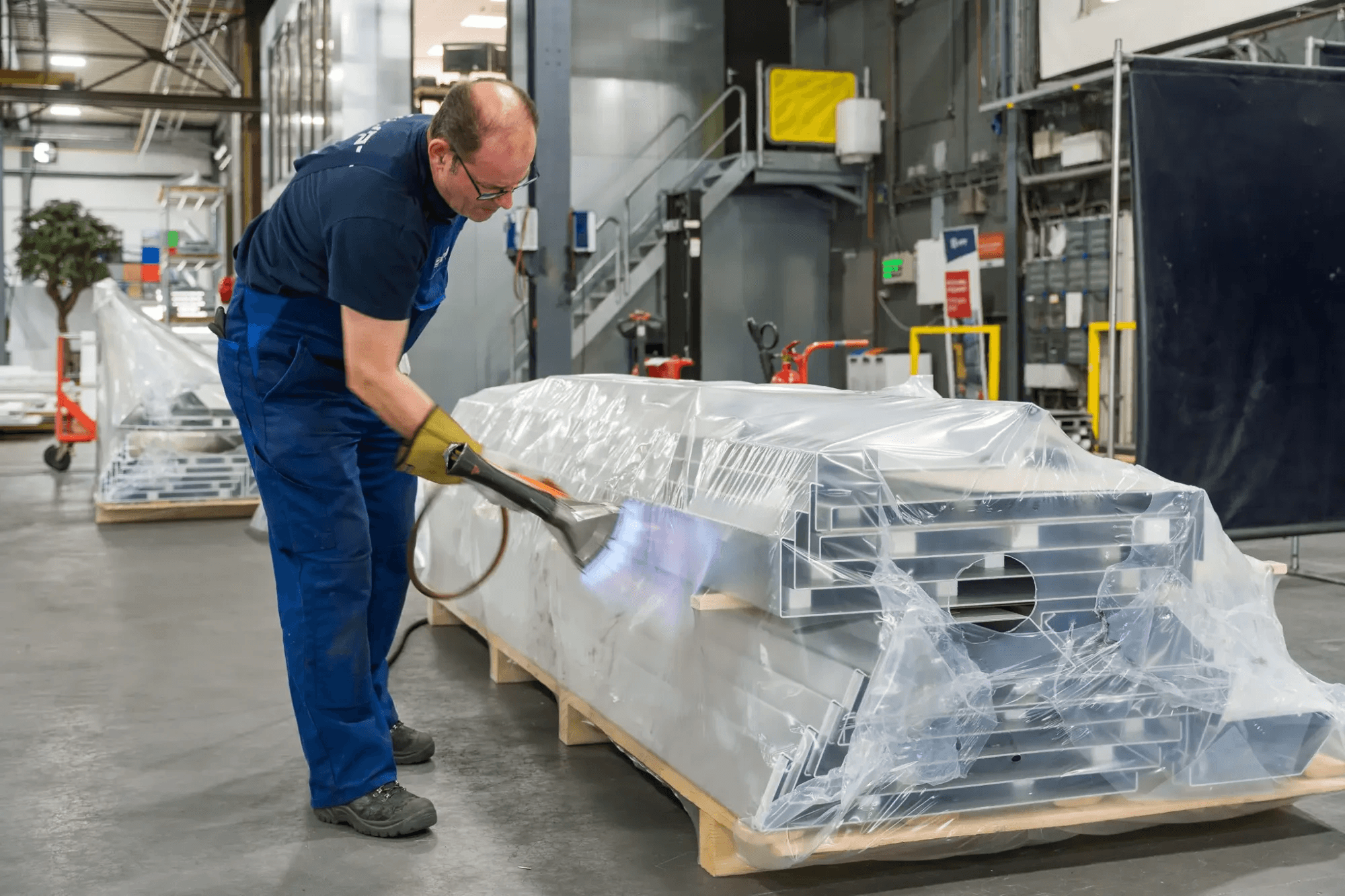 Detailfoto van medewerker VPT Versteeg in Heusden die aluminium frames inpakt