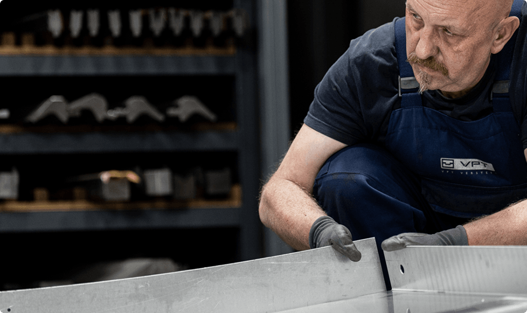 Werknemer van VPT Versteeg die zetwerk uitvoert met aluminium plaatwerk in de productiehal van VPT Versteeg