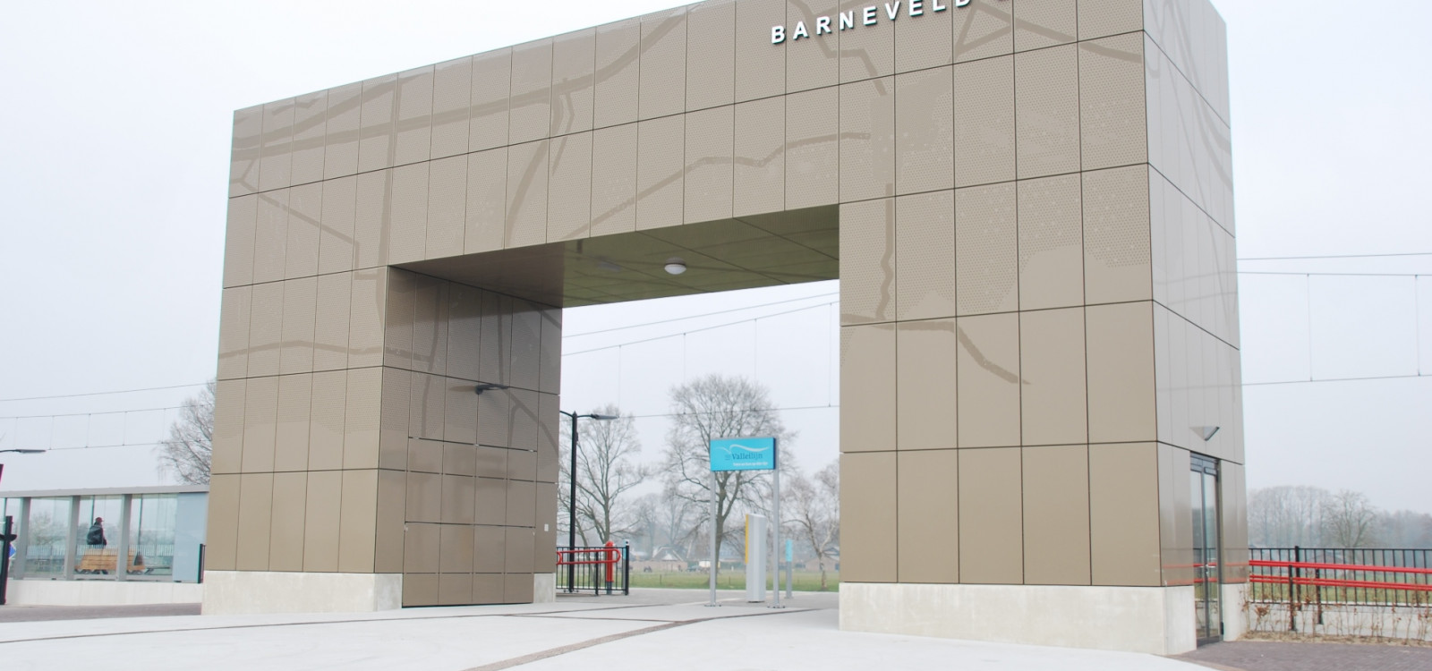 Stationsgebouw gevelbekleding geperforeerd