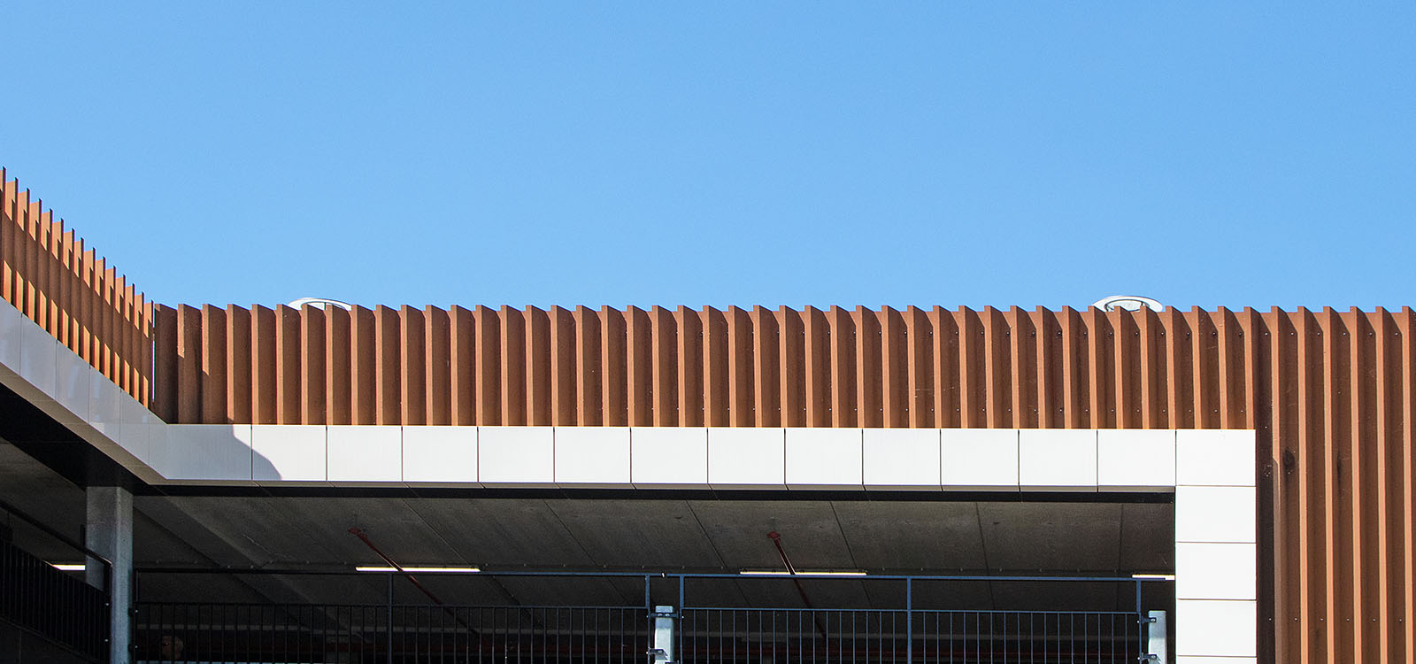 Koperwiek cortenstalen en aluminium gevel en lamellen 1600x750 px