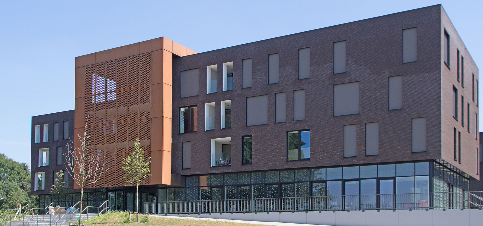 Overzichtsfoto Annuntiaten cortenstaal met aluminium perforatie